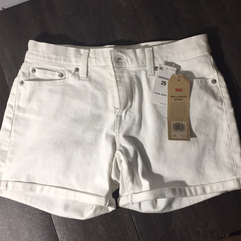 Brand New Levi’s white mid length short sz 29